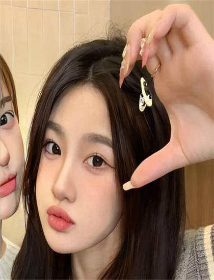 人物解析《爱女照我归家路》：探索配角的精彩演绎与功能作用 理解角色塑造的艺术